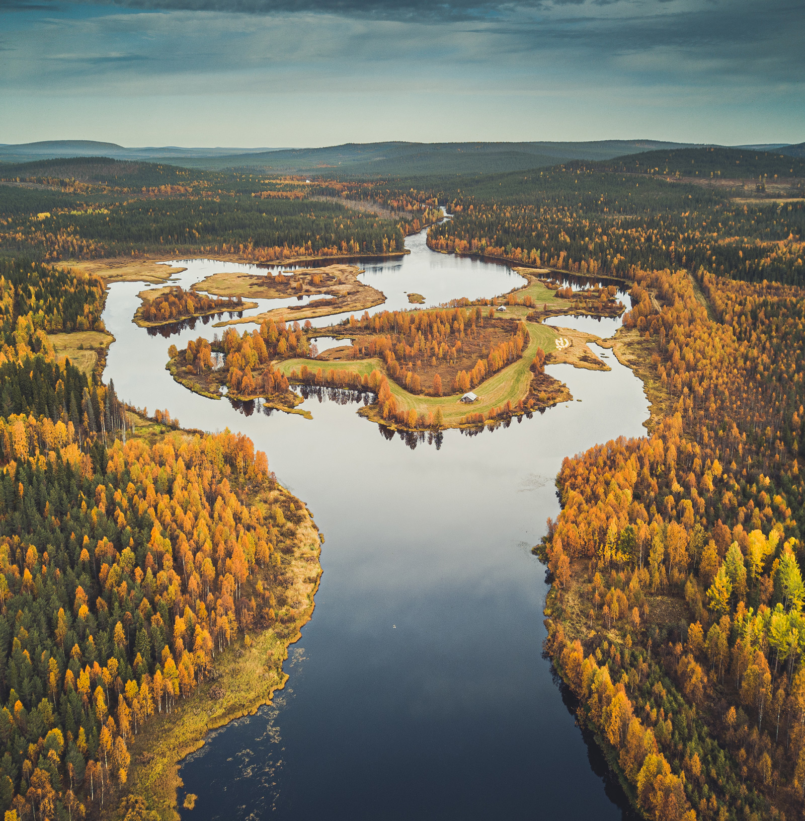 Ruskainen jokimaisema Rovaniemellä. Ruska-huone on saanut inspiraationsa Lapin ruskasta.